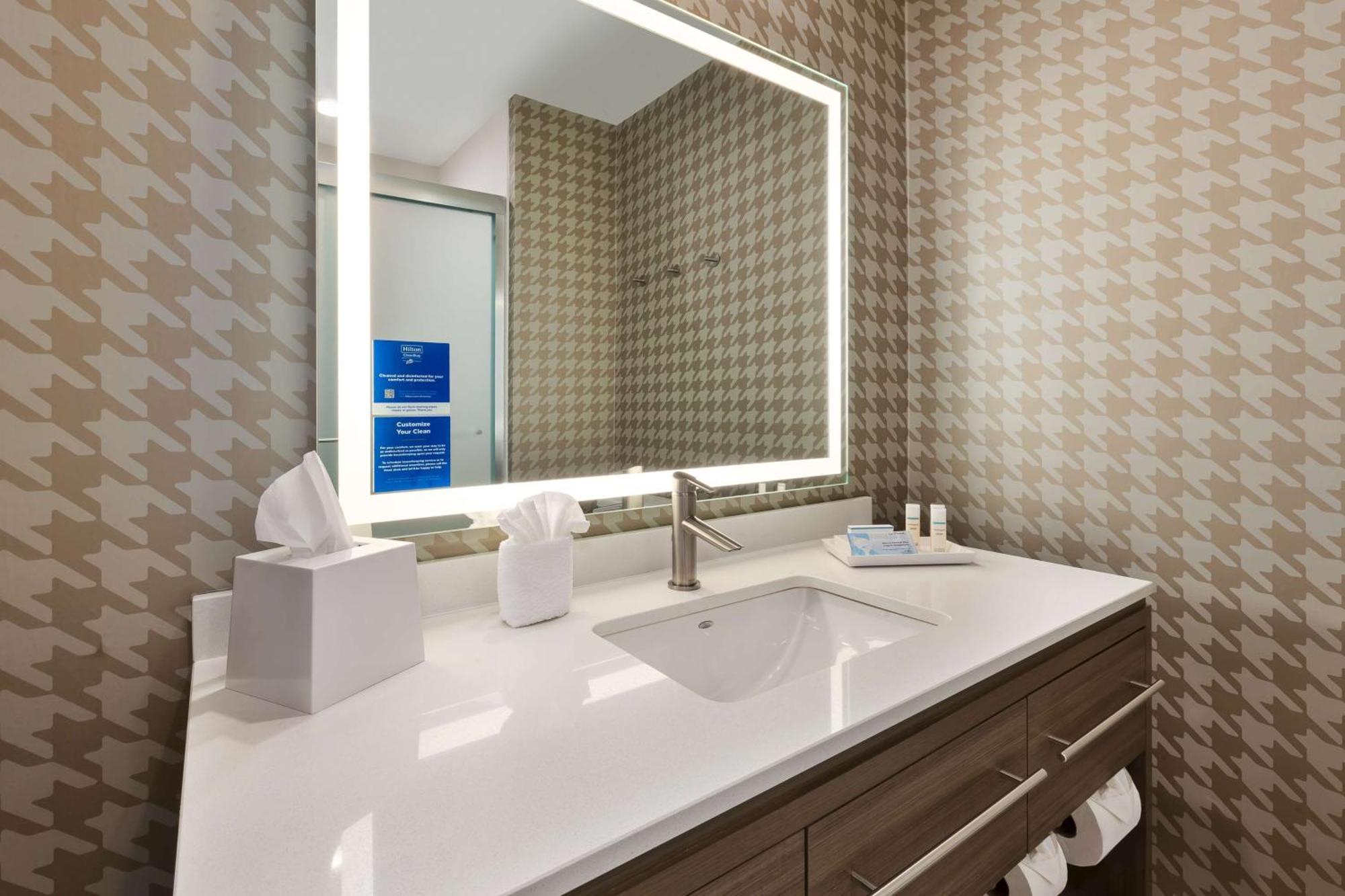 Hotel Home2 By Hilton Airport, Az 3*